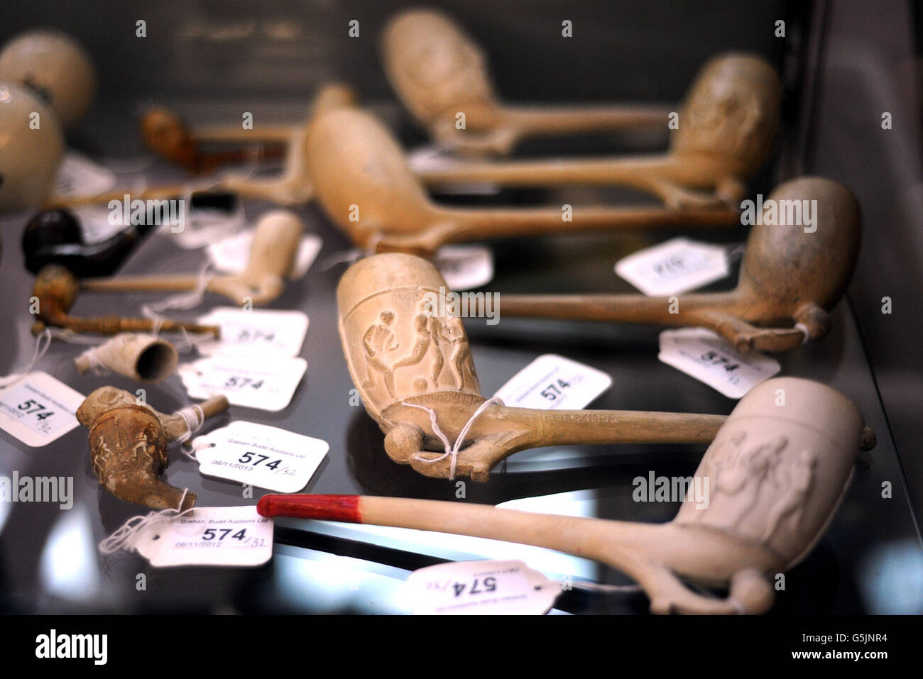 Le pipe vittoriane in argilla a tema calcistico sono esposte davanti a un'asta di cimeli sportivi al Sotheby's, Londra. Foto Stock