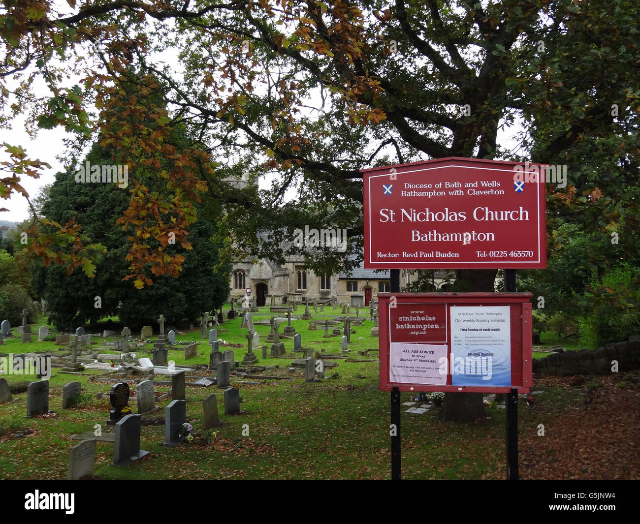 Una vista della chiesa di San Nicola, Bathampton, vicino a Bath, Somerset, dove un campanello doveva essere salvato dagli equipaggi del fuoco dopo essere stato aggrovigliato in corde alla chiesa. Foto Stock