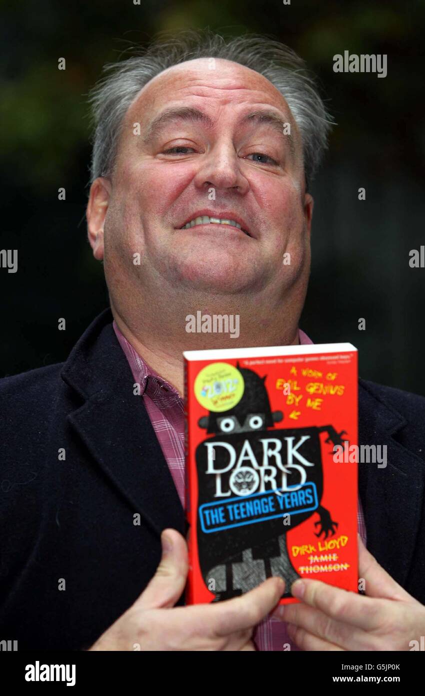 L'autore Jamie Thomson pone con il suo libro vincente per i bambini di età compresa tra i 7 e i 14 anni nella categoria "Dark Lord: Teenage years". Foto Stock