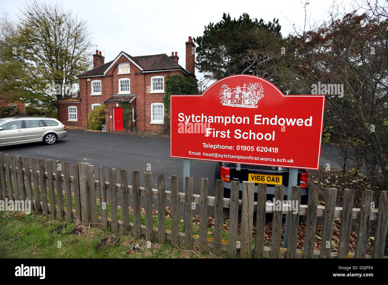 L'esterno di Sytchampton ha dotato oggi la prima scuola vicino a Stourport-on-Severn, Worcestershire. La polizia sta indagando sulla morte inspiegabile dell'insegnante capo, Helen Mann, il cui corpo è stato trovato alla sua scuola primaria. Foto Stock