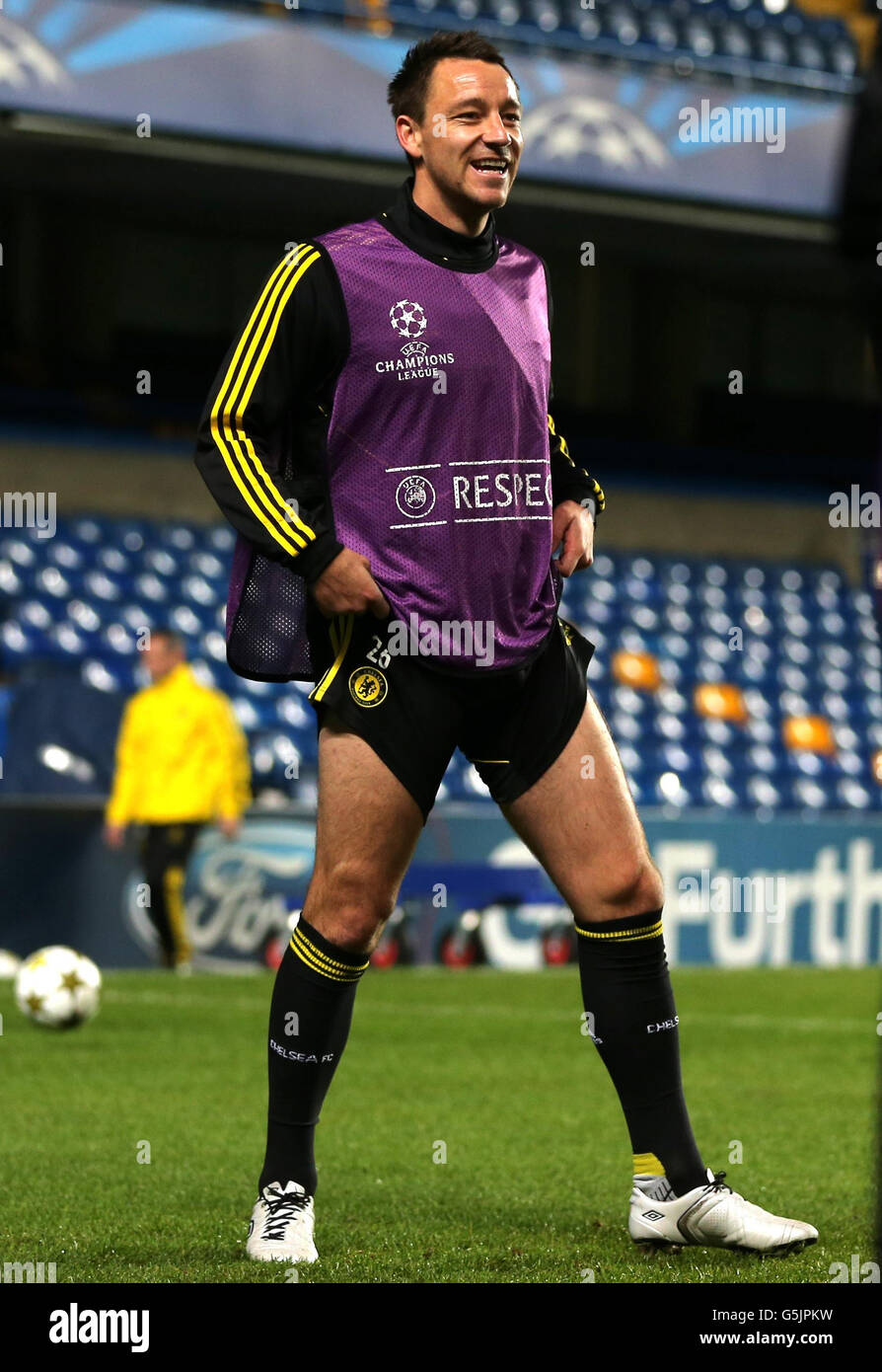 Il capitano del Chelsea John Terry condivide una battuta durante una sessione di allenamento a Stamford Bridge, Londra. Foto Stock