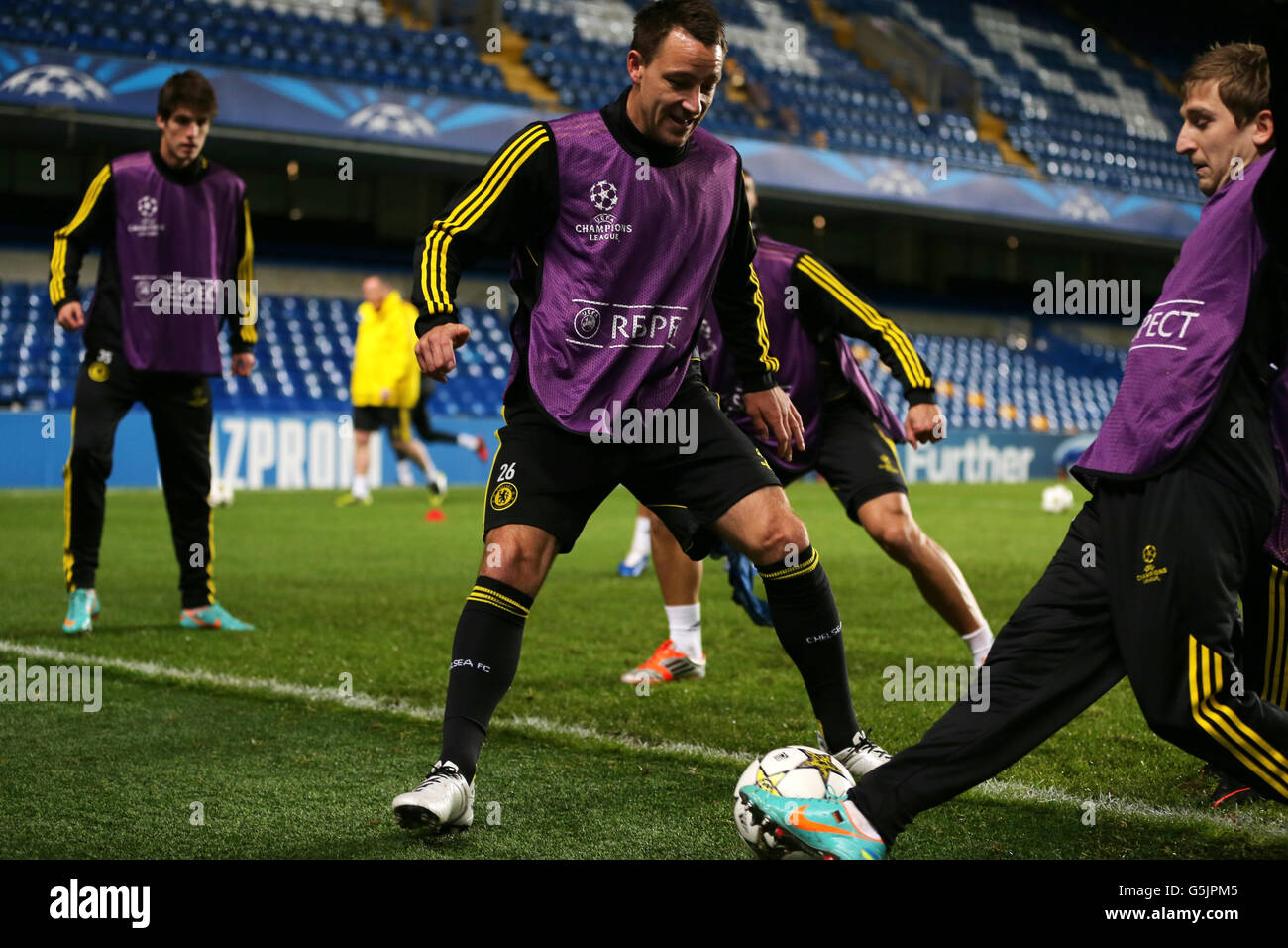 Il capitano del Chelsea John Terry durante una sessione di allenamento a Stamford Bridge, Londra. Foto Stock