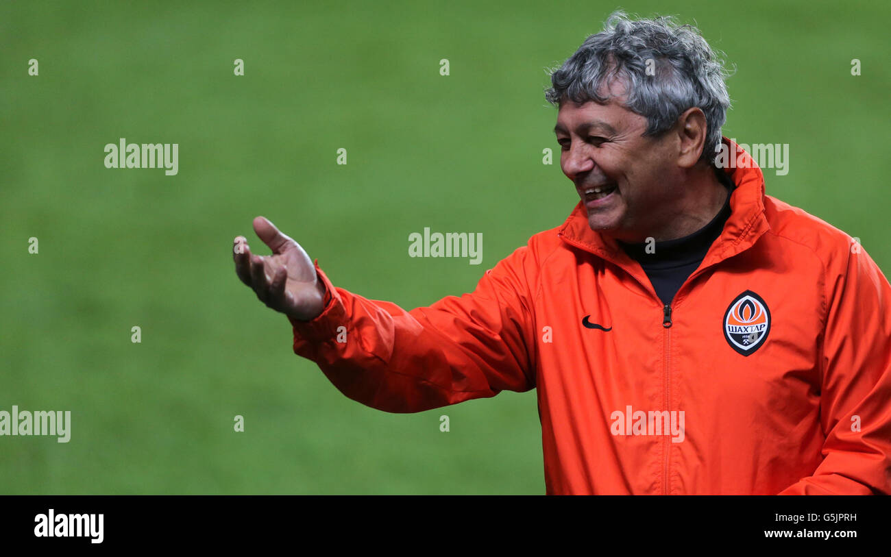 Il manager del FC Shakhtar Donetsk Mircea Lucescu durante una sessione di formazione presso lo Stamford Bridge, Londra. Foto Stock