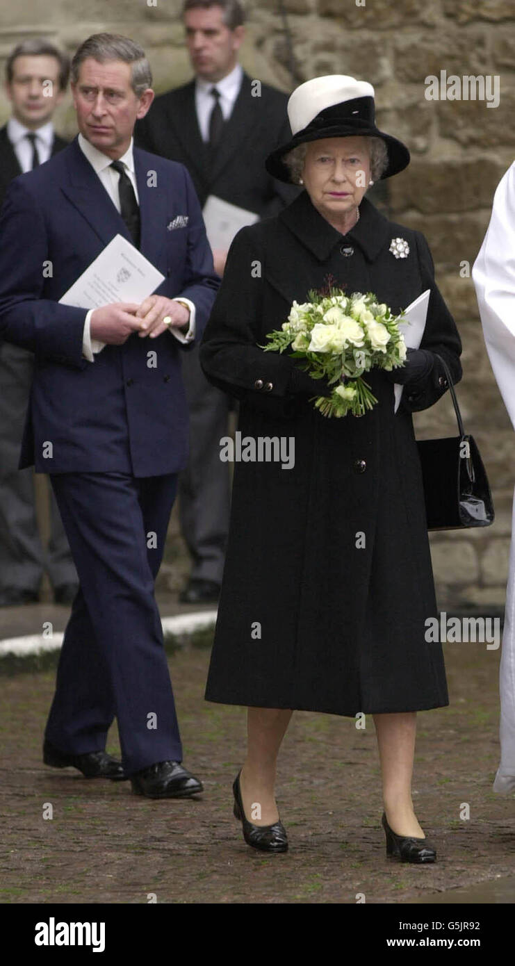 La Regina Elisabetta II della Gran Bretagna, accompagnata dal Principe di Galles, sta per deporre una corona sulla Rememberance Stone fuori dall'Abbazia di Westminster a Londra, a seguito di un servizio commemorativo a coloro che sono morti negli attacchi terroristici dell'11 settembre a New York. Foto Stock