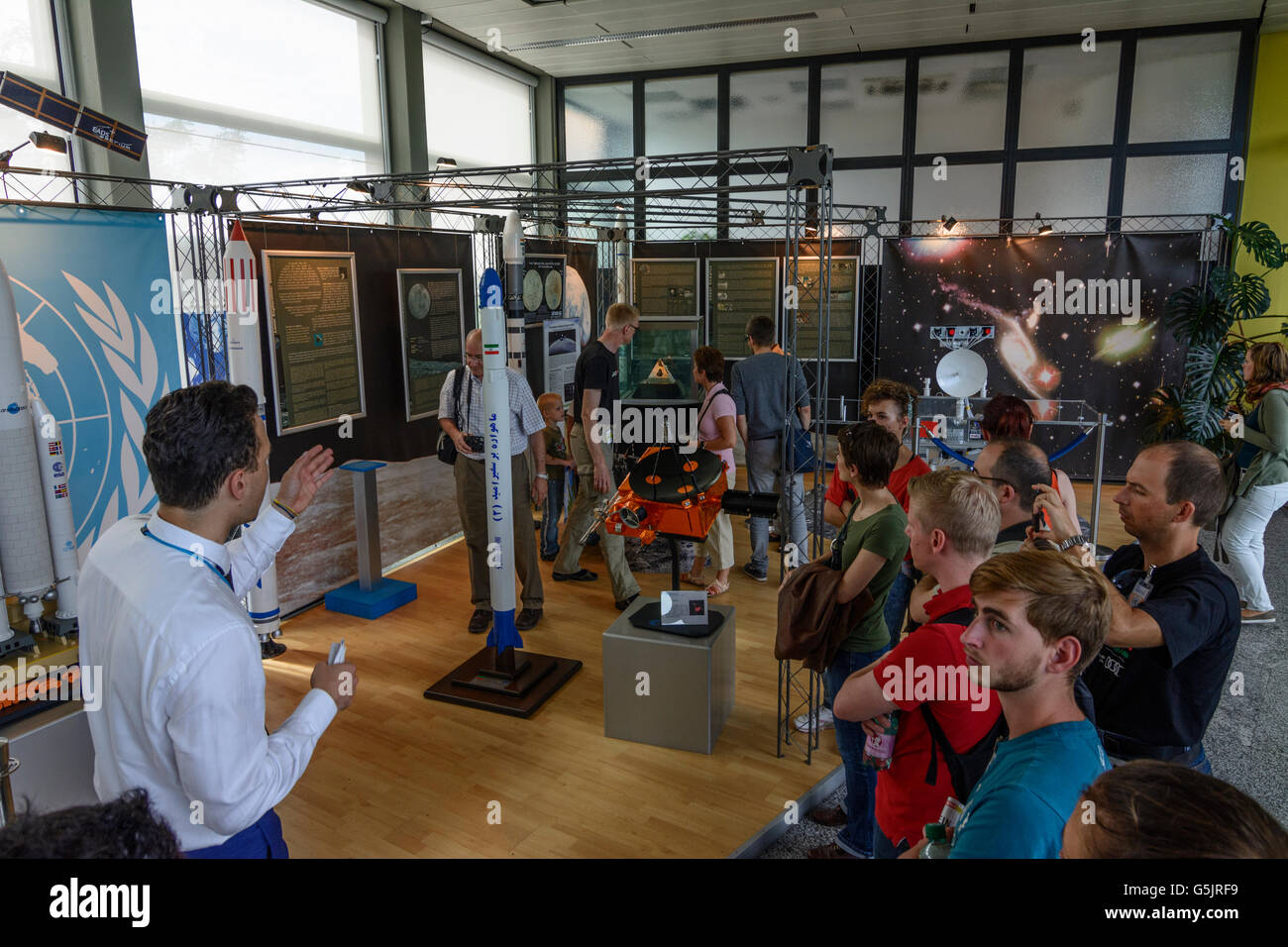 Centro internazionale di Vienna ( VIC ) ( VIC ) : il tour guidato per i visitatori qui in un'area espositiva dell Ufficio delle Nazioni Unite f Foto Stock