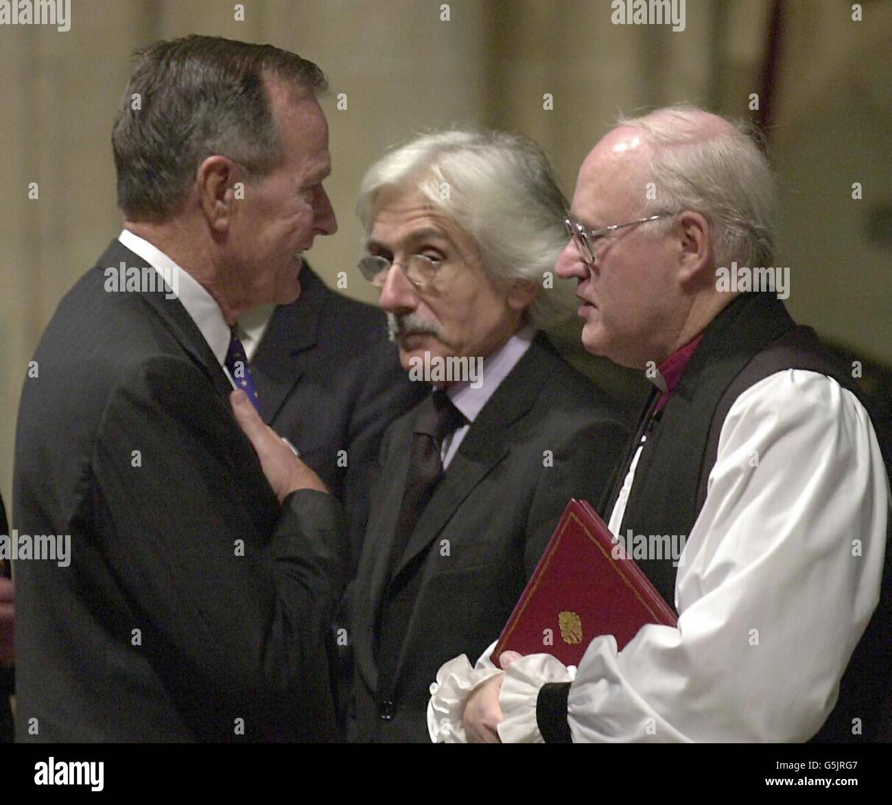 L'ex presidente degli Stati Uniti George Bush SNR (L) ha parlato con l'arcivescovo di Canterbury Dr George Carey a Westminster Abbey a Londra per un servizio commemorativo alle vittime britanniche dell'attacco terroristico dell'11 settembre a New York. Foto Stock