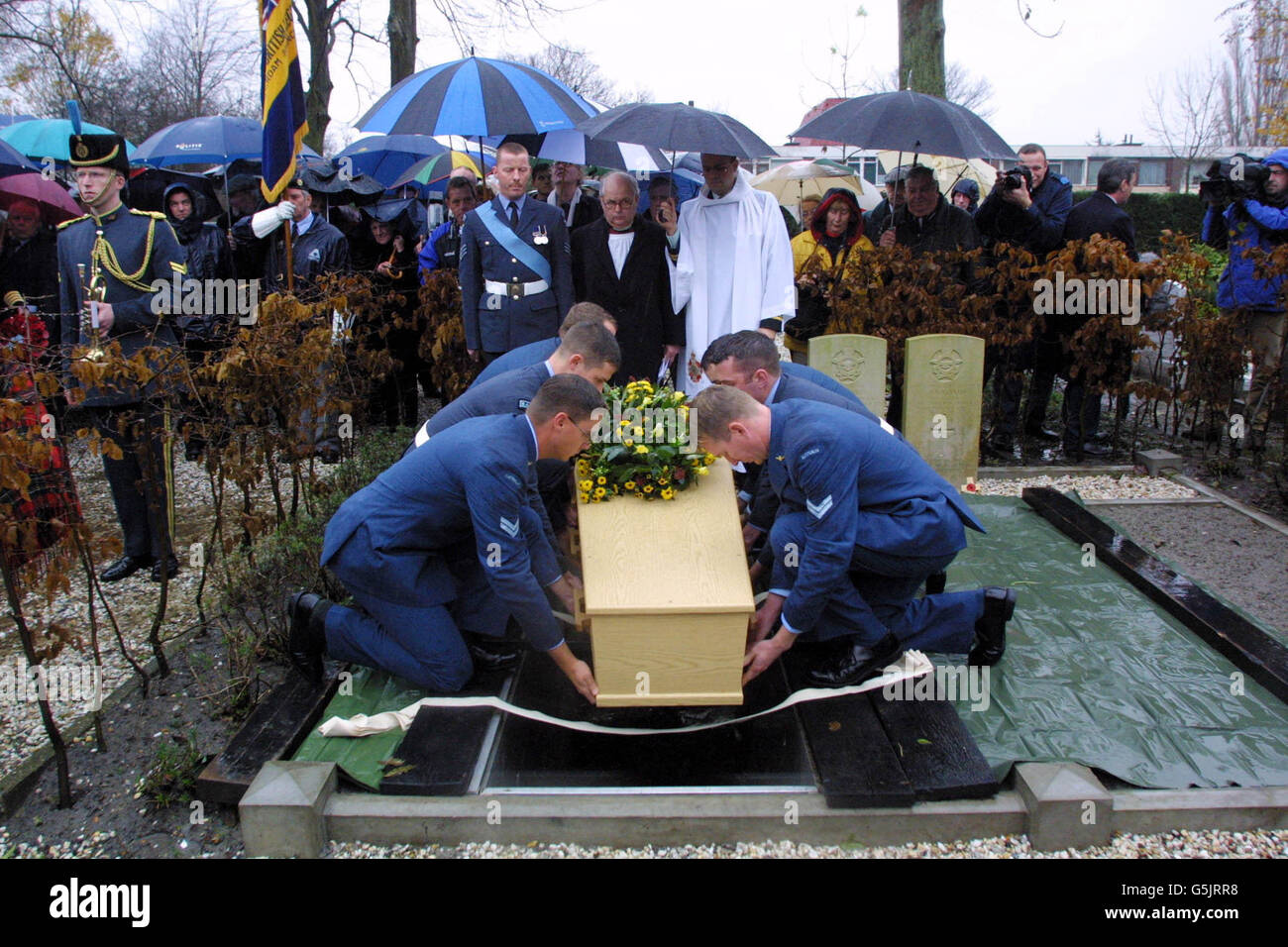 I membri del Reggimento RAF sono la bara di uno dei membri dell'equipaggio che è morto quando il loro bombardiere Lancaster è stato abbattuto su Amsterdam nel 1944, durante un servizio al cimitero generale di Zwanenberg, Haarlemmermeer, Amsterdam. * cinque dei membri dell'equipaggio originari sono stati intrappolati nel relitto dell'aereo negli ultimi 56 anni, fino a quando l'autorità portuale olandese ha iniziato ad espandere una zona portuale e si è deciso di scavare il sito e liberare i resti. Foto Stock