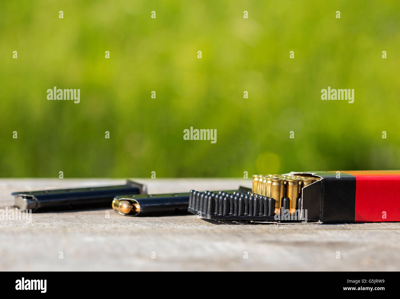 Munizioni pistola posizionata su un tavolo con sfondo sfocato. Foto Stock