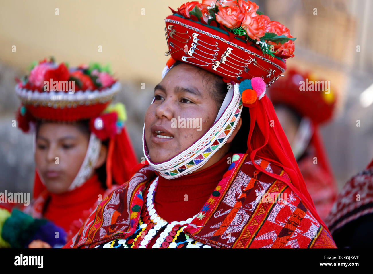 Donne che indossano costumi colorati durante la processione religiosa, Ollantaytambo, Cusco, Perù Foto Stock