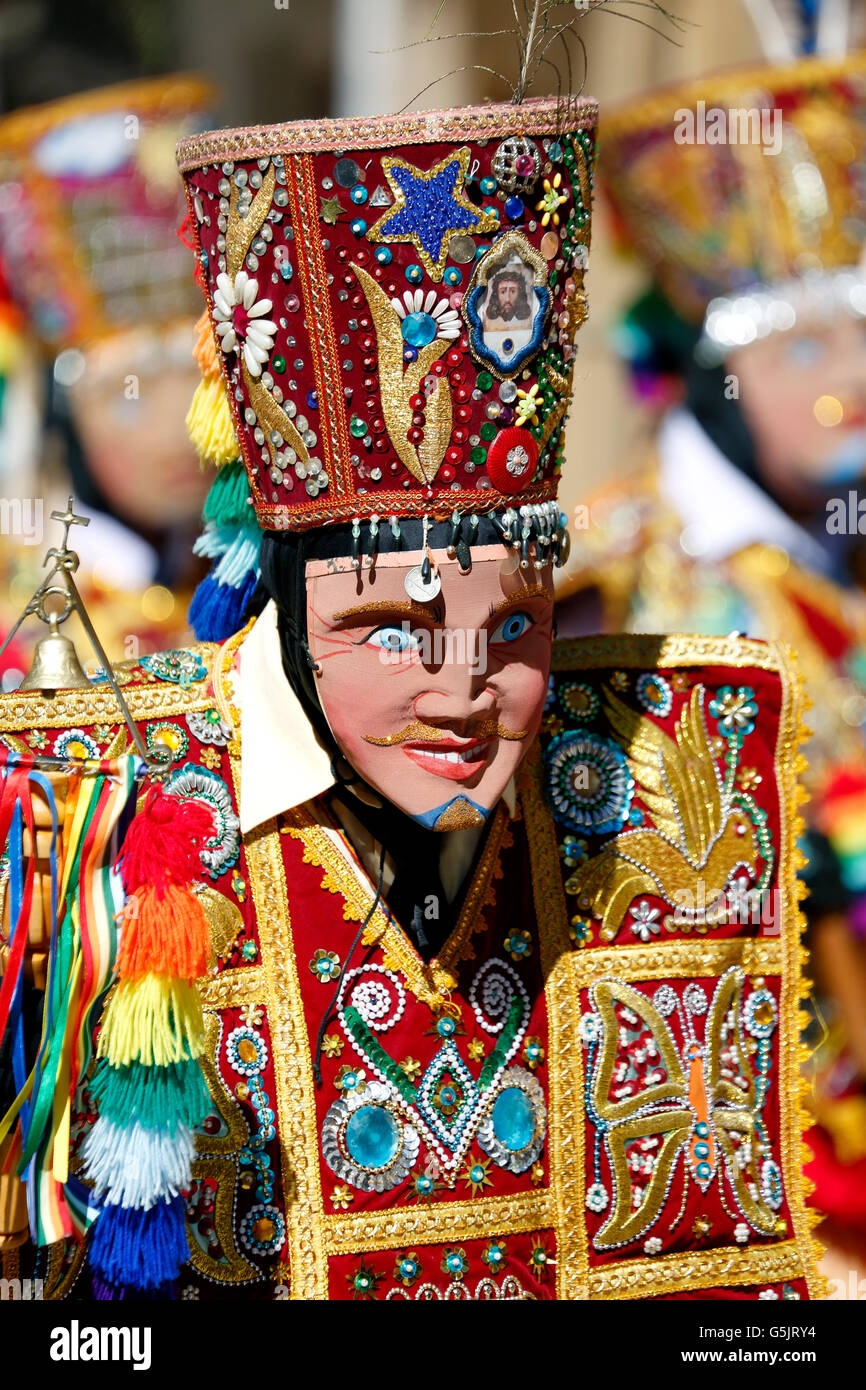 L'uomo indossando costumi colorati durante la processione religiosa, Ollantaytambo, Cusco, Perù Foto Stock