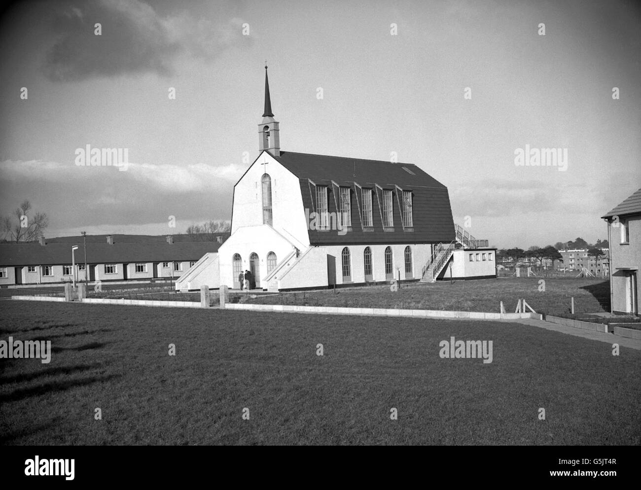 La Chiesa Parrocchiale di San Comgall in Newtownabbey, progettata da Denis o'D. Hanna. E' una caratteristica della prima 'nuova citta' dell'Irlanda del Nord, creata quando il quartiere Rurale di Belfast divenne il quartiere Urbano di Newtownabbey. Foto Stock