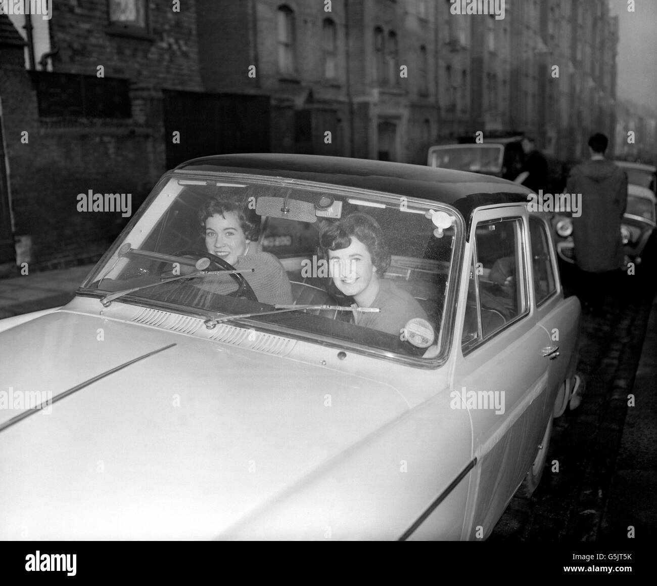 Pat Moss (a sinistra) e Ann Wisdom, entrambi nel 23, si dirigano verso Parigi per partecipare al Rally di Monte Carlo. Hanno vinto il Campionato europeo di Touring femminile 1958, e alla guida di una Austin A40 nel rally. Foto Stock