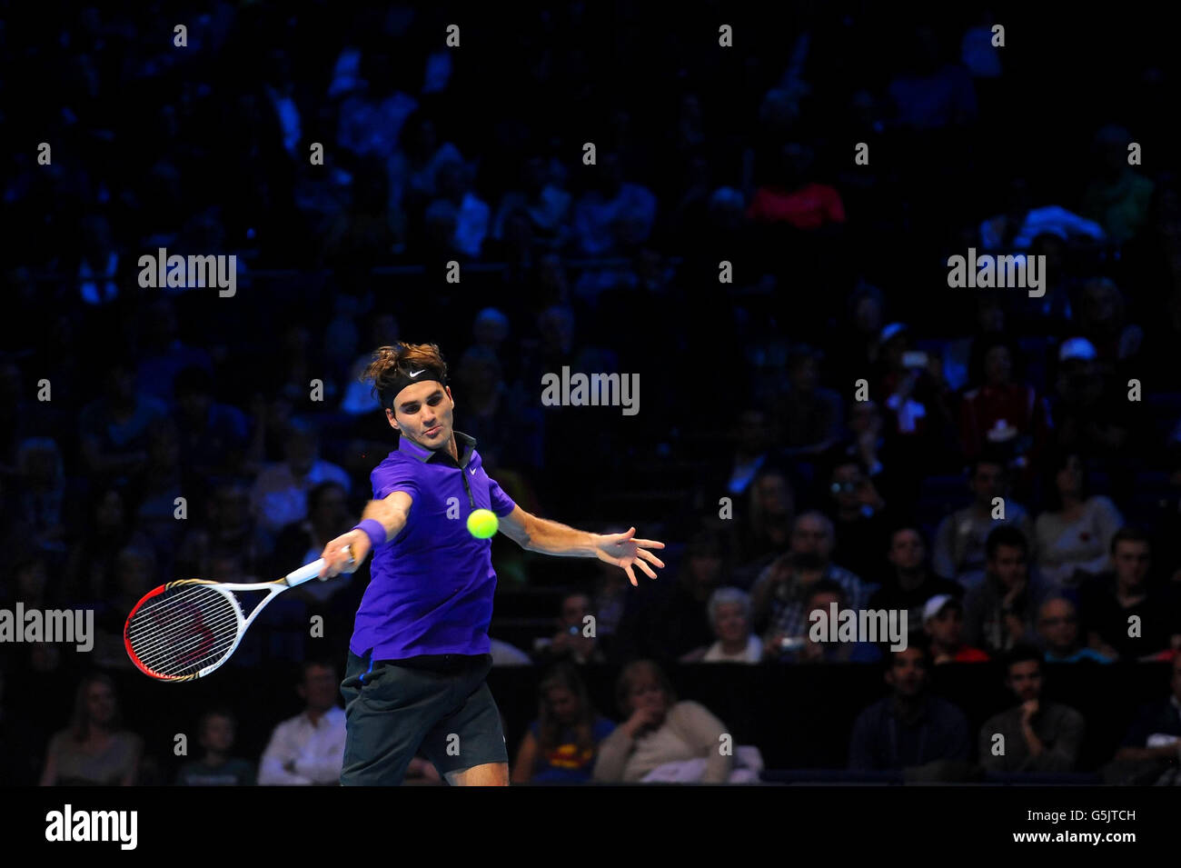 Roger Federer in azione in Svizzera nella sua partita maschile Singles Group B contro David Ferrer in Spagna durante le finali dell'ATP World Tour Barclays alla O2 Arena di Londra. Foto Stock