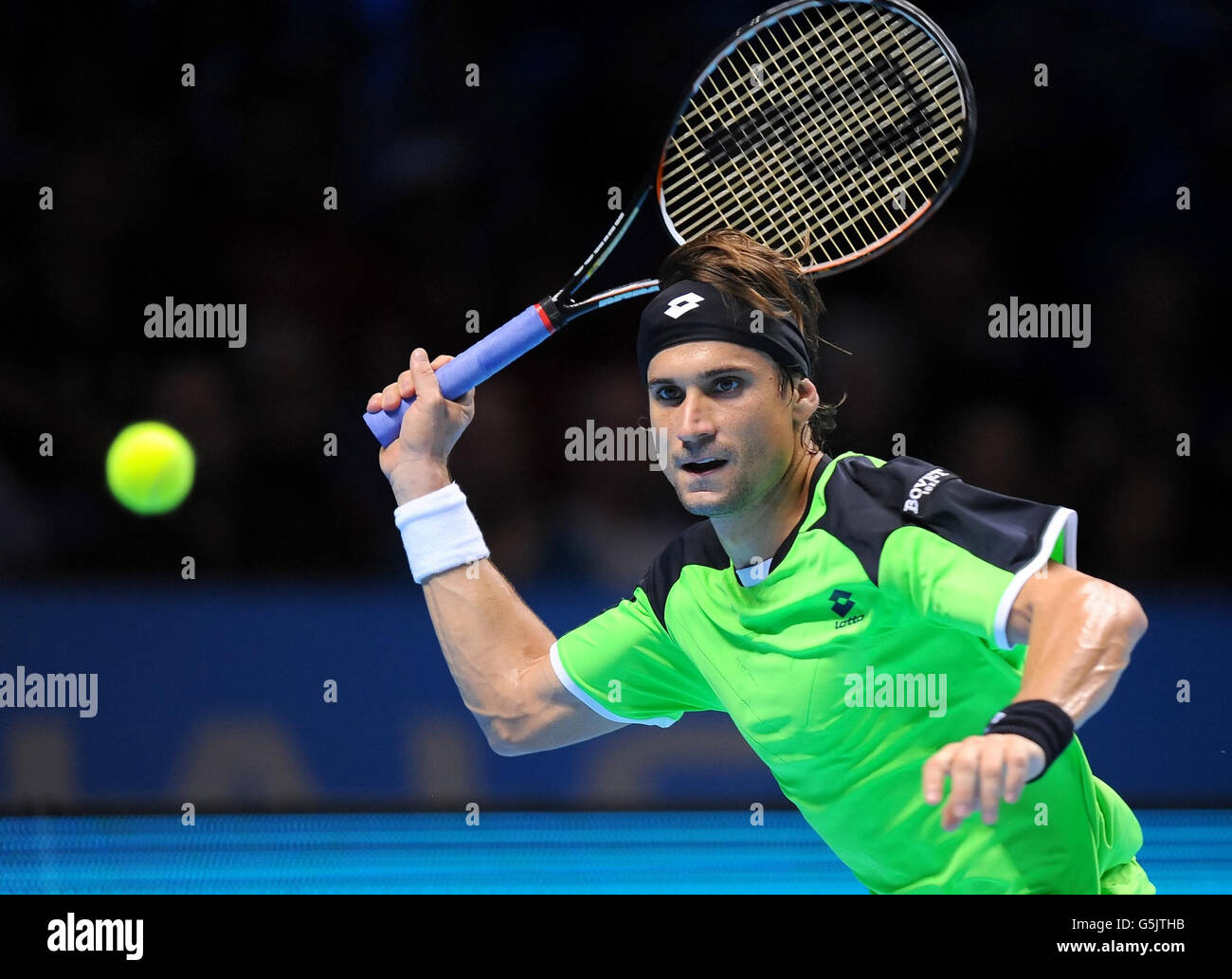 David Ferrer spagnolo in azione nella sua partita maschile Singles Group B contro Roger Federer svizzero durante le finali dell'ATP World Tour Barclays alla O2 Arena di Londra. Foto Stock