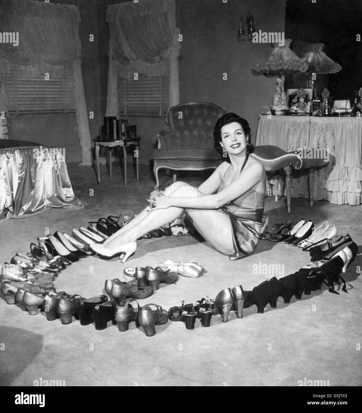 Intrattenimento - noi stelle - Ann Miller raccolta cassoncino di pulizia Foto Stock