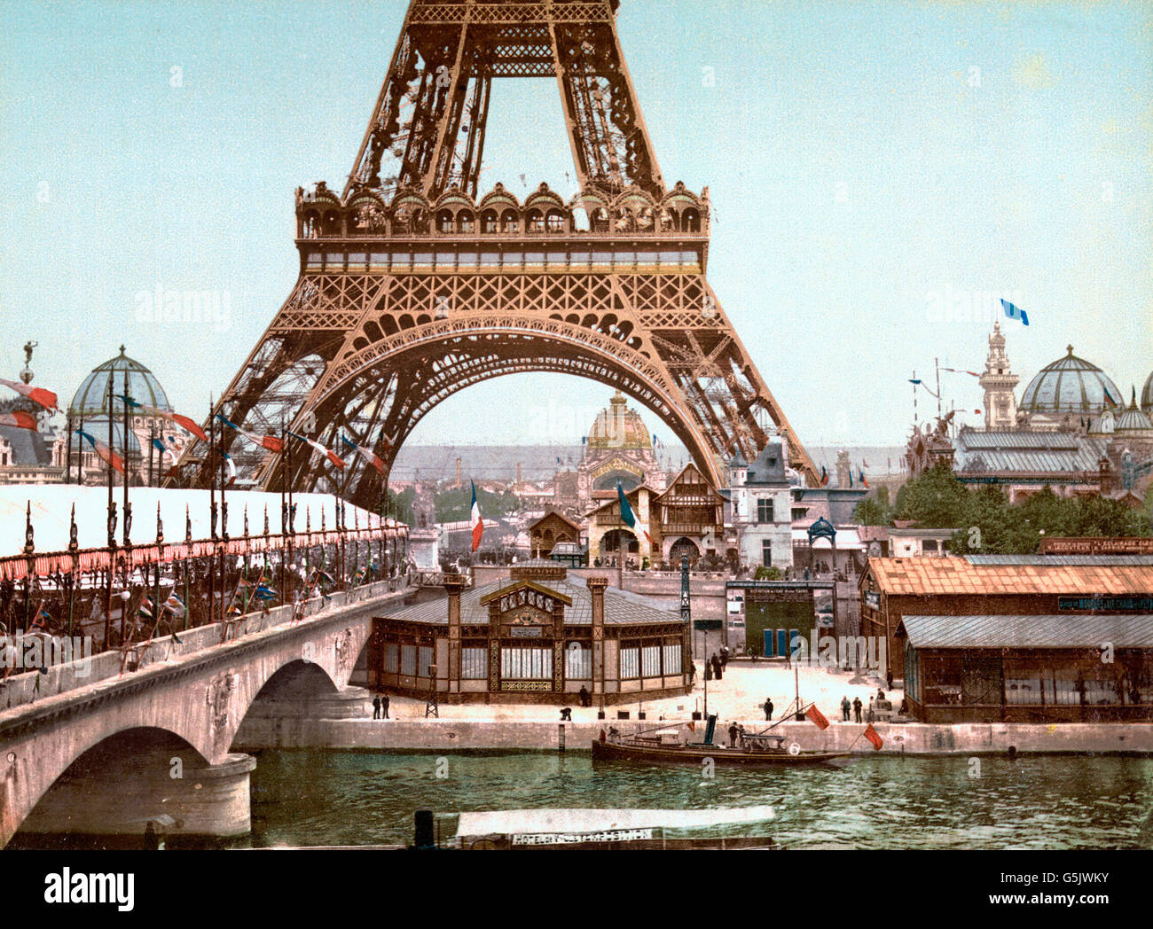 Esposizione di Parigi, 1900. La Torre Eiffel e la vista generale dei motivi dal fiume Senna, Exposition Universelle 1900, Parigi, Francia. Foto Stock