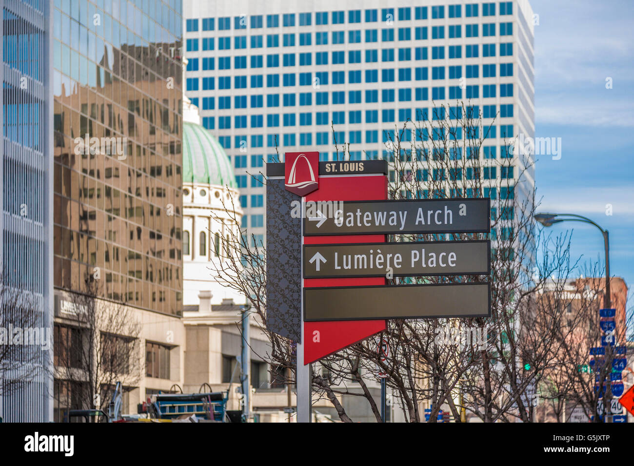 Accedi al centro di St Louis, Missouri, dirige i visitatori verso le attrazioni del Gateway Arch e di Lumiere Place Foto Stock