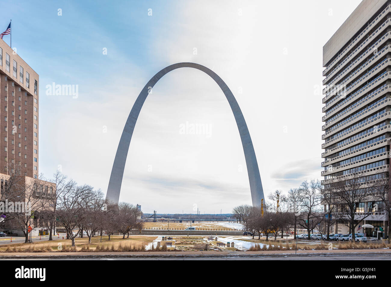Gateway Arch tra alti edifici nel centro cittadino di San Louis, Missouri Foto Stock