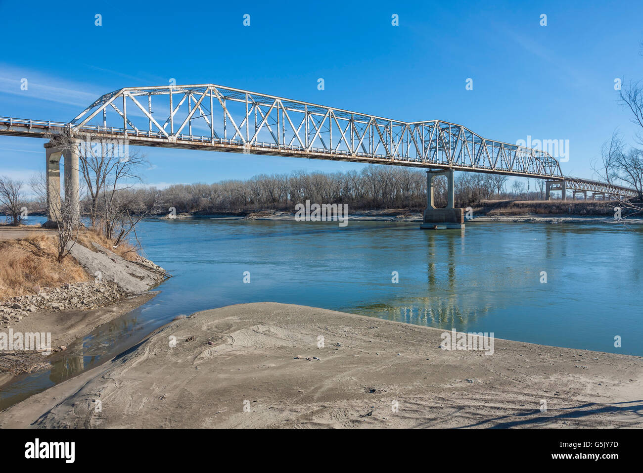 Acciaio ponte sopra il fiume Missouri in Decatur, Nebraska Foto Stock