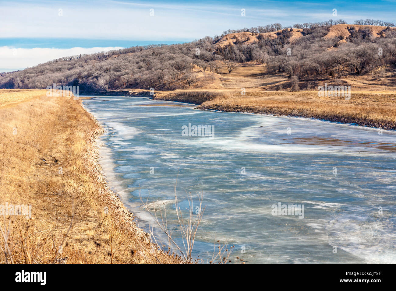 Fiume ghiacciato con ghiaccio nelle zone rurali del nord est del Nebraska Foto Stock