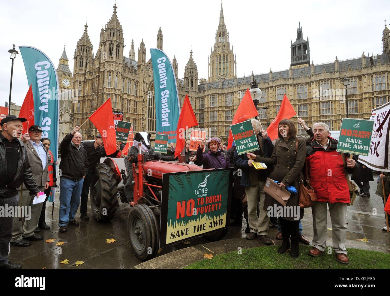 Un gruppo di agricoltori si oppone ai piani di abolizione del Comitato dei salari agricoli, al di fuori delle Camere del Parlamento nel centro di westminster a Londra. Foto Stock