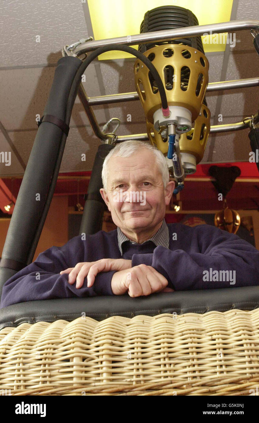 Lo Skydiver Michel Andre Fournier, 54 anni, si trova in un paniere di mongolfiera a Cameron Balloons a Bristol, il giorno in cui ha annunciato che avrebbe tentato di viaggiare velocemente come Concorde quando cerca di stabilire quattro record mondiali. * l'ex esercito francese Major spera di stabilire due nuovi record mondiali: Essere il primo uomo a superare la barriera sonora in freefall e a stabilire il record per la caduta libera più veloce - e rompere due di più, il salto più alto e il volo più alto in un pallone. Foto Stock