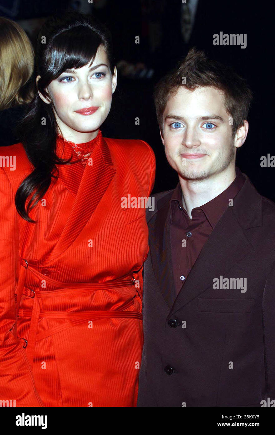 Liv Tyler che interpreta Arwen e Elijah Wood che interpreta Frodo arrivando alla piazza Odeon Leicester a Londra per la prima mondiale di Lord of the Rings: La Fellowship of the Ring. Foto Stock