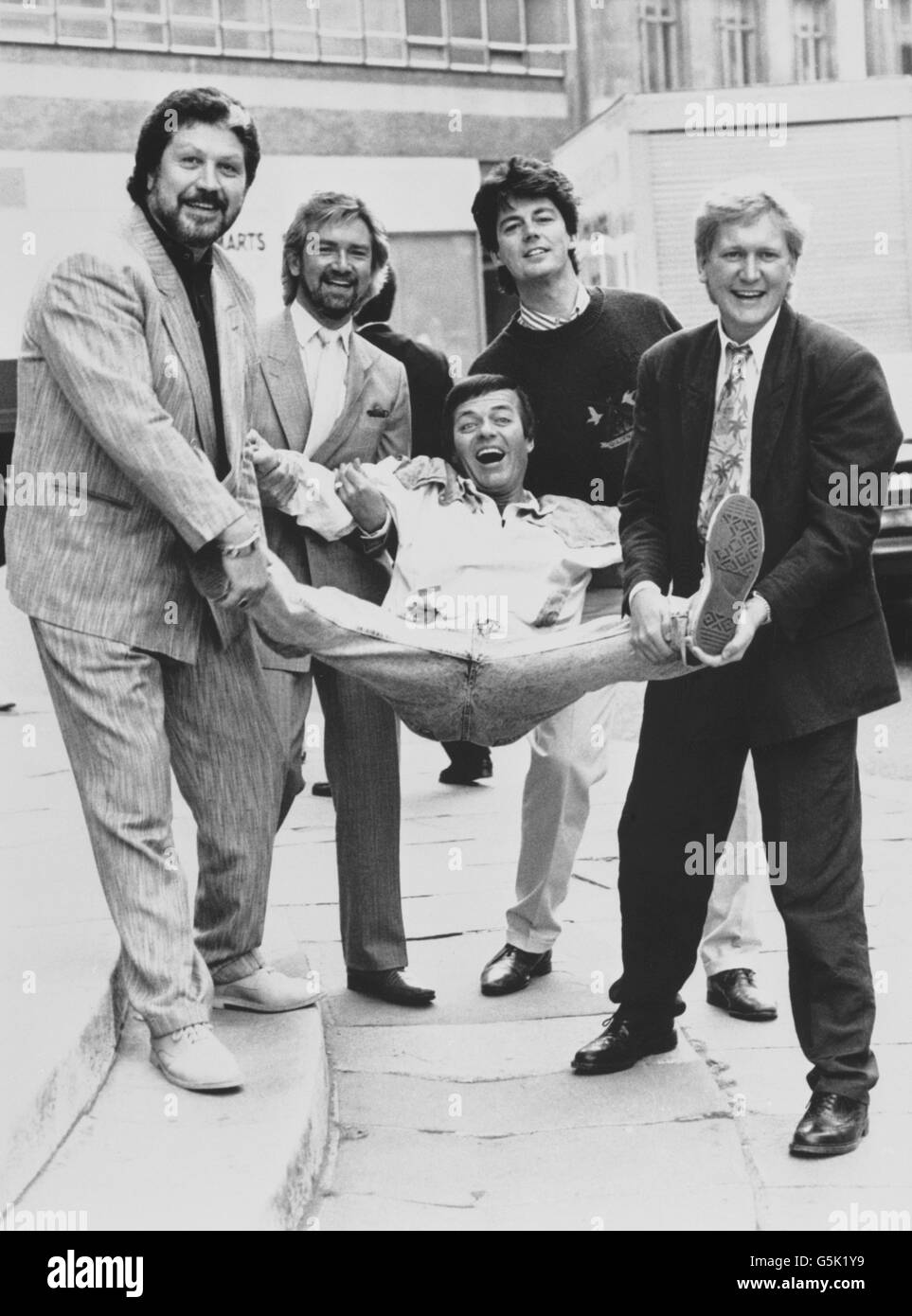 BBC radio One Breakfast Show DJ Mike Smith (a destra) è Unito da ex presentatori della prima mattina slot come la rete celebra il suo 20 ° anniversario. Da sinistra: Dave Lee Travis, Noel Edmonds, Tony Blackburn e Mike Read. Foto Stock