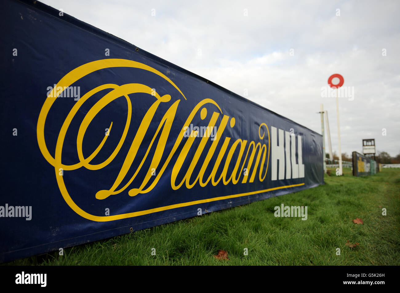 Una vista generale del cartello williamhill.com al Lingfield Park Foto Stock