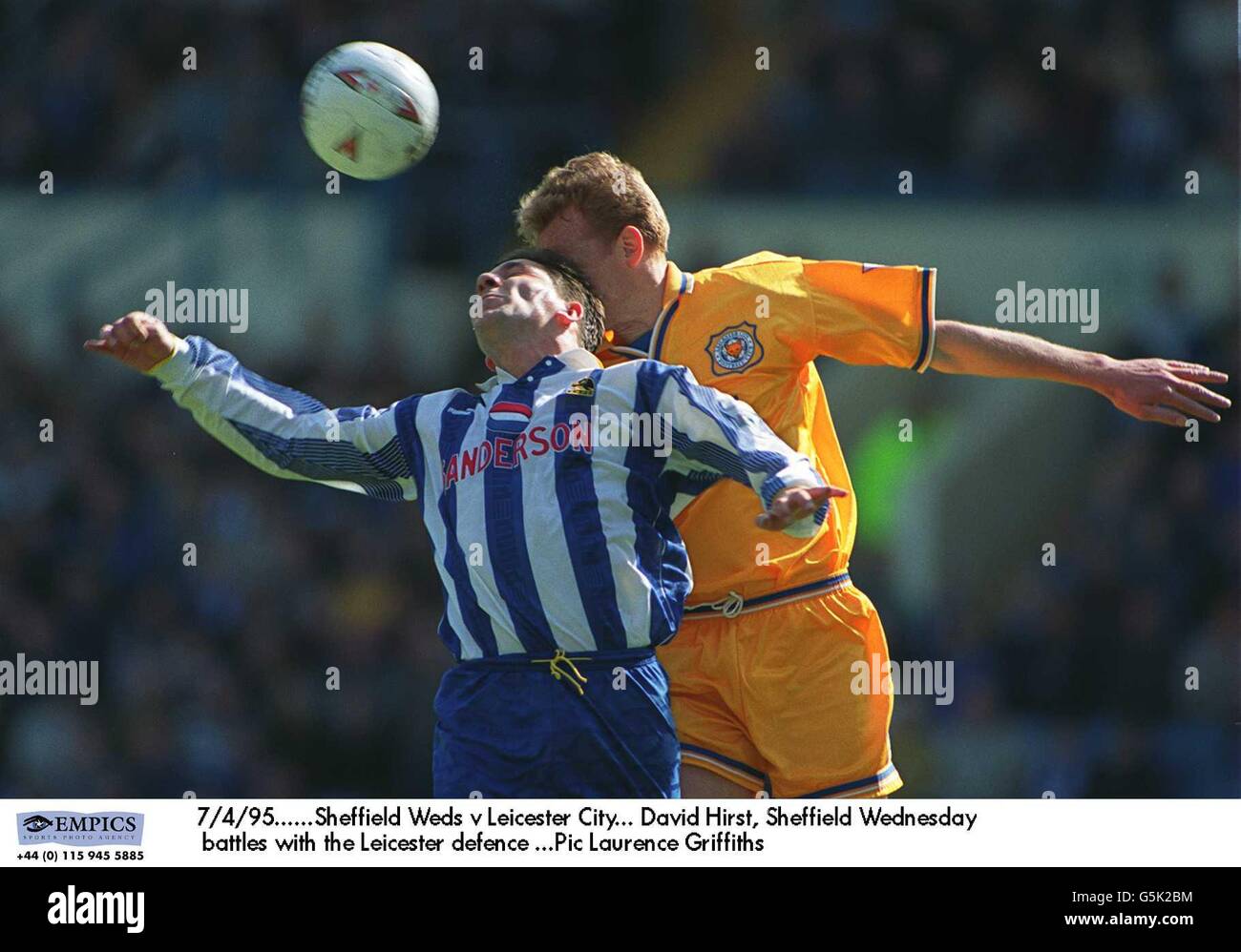 7/4/95. Sheffield Weds / Leicester City. David Hirst, Sheffield Mercoledì lotta con la difesa Leicester Foto Stock