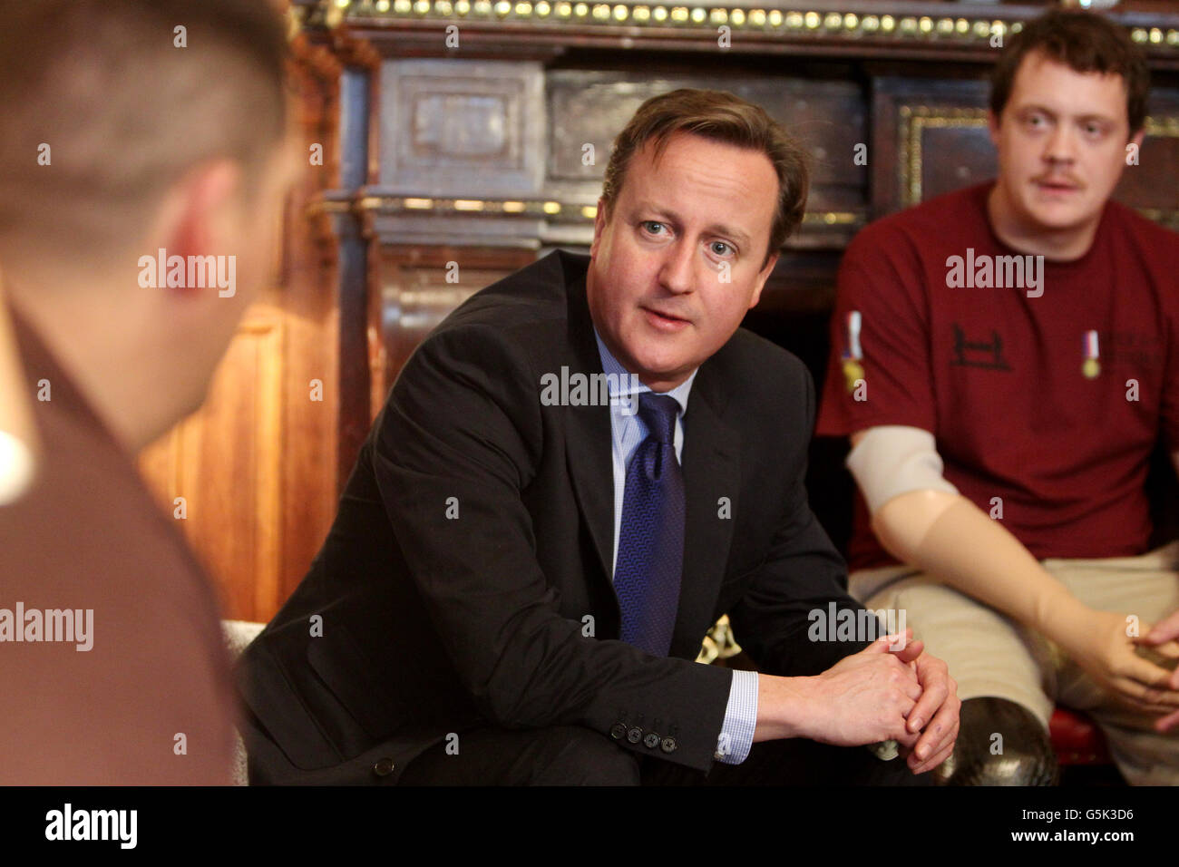 Il primo ministro David Cameron incontra soldati feriti e le loro famiglie a Tedworth House, un centro di recupero per gli eroi a Tidworth, Wiltshire. Foto Stock