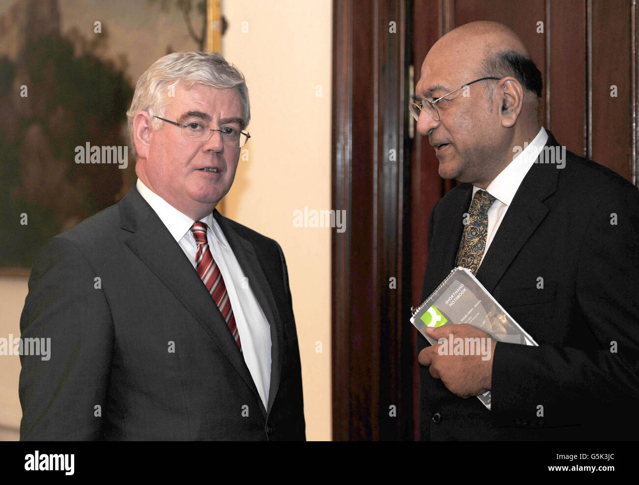 Tanaiste Eamon Gilmore incontra l'ambasciatore indiano in Irlanda, Debashish Chakravarti, presso il dipartimento degli affari esteri di Dublino, in seguito alla morte di Savita Halappanavar. Foto Stock