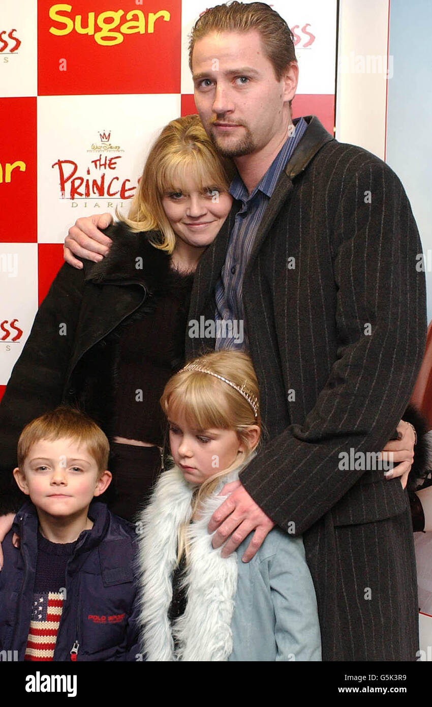 Danniella Westbrook con la sua fidanzata Kevin Jenkins, suo figlio suo figlio Kai, Five, e sua figlia Jordan, sette, alla prima a Covent Garden nel centro di Londra del film The Princess Diaries di Walt Disney. Foto Stock