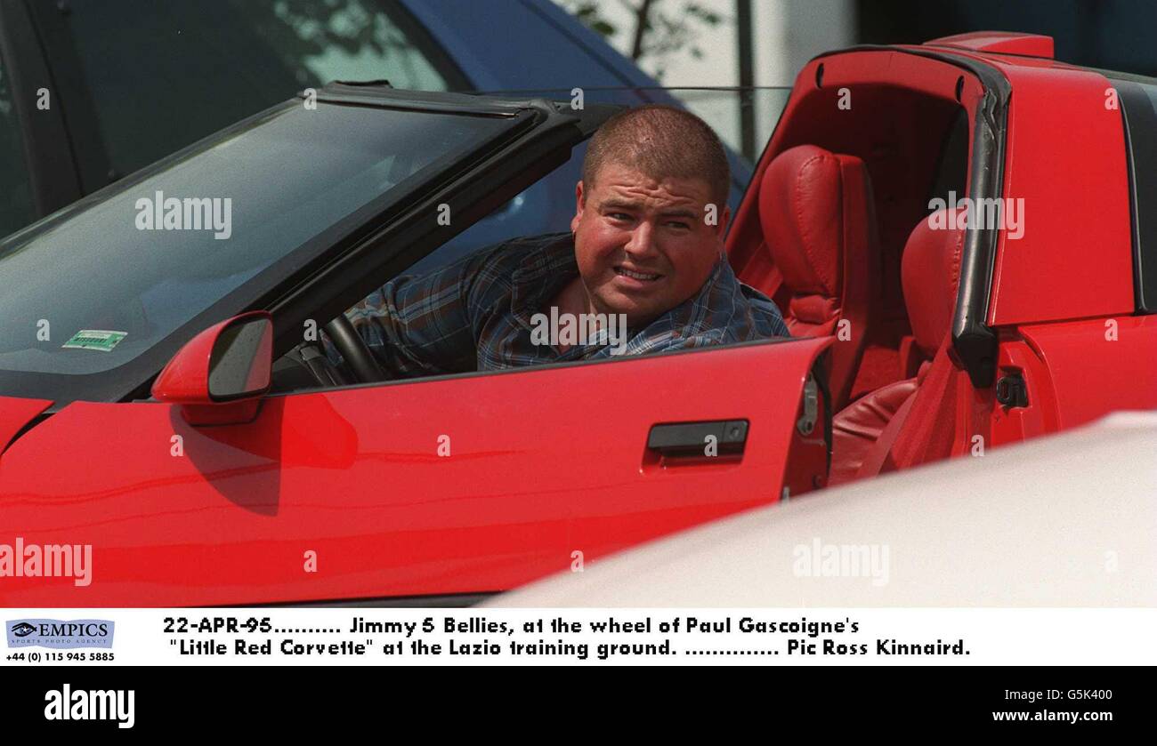 22-APR-95. Jimmy 5 Bellies, al volante della piccola Corvette Rossa di Paul Gascoigne al campo di allenamento laziale Foto Stock