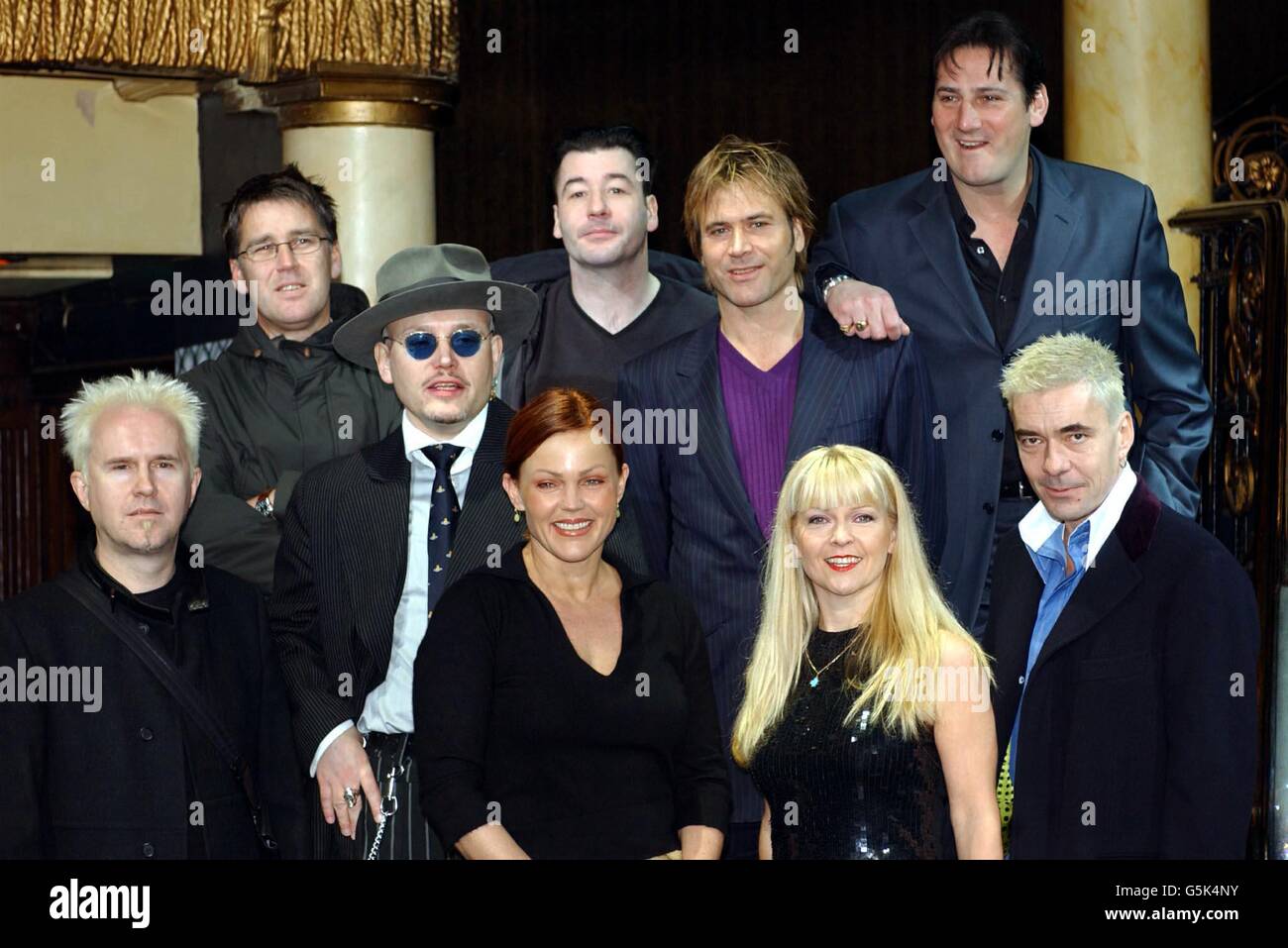 Le stelle degli anni 80 (in fila da sinistra) Gary Daly e Eddie Lundon, Steve Norman e Tony Hadley di Spandau Ballet, (in prima fila da sinistra) Howard Jones, Adam ANT (cappello) Belinda Carlisle, Toyah e John Keeble di Spandau Ballet, durante una foto a Londra. *, per promuovere il tour Here & Now 2002, che colpirà Arenas in tutto il paese. Foto Stock