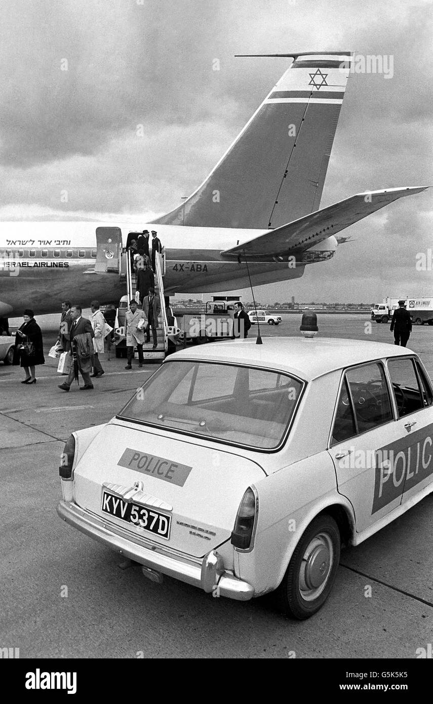 I passeggeri sbarcano da un aereo Israel Airlines all'aeroporto di Heathrow, dove sono in atto controlli di sicurezza intensivi a seguito di un incidente che ha coinvolto un jet svizzero diretto a Tel Alviv. Foto Stock
