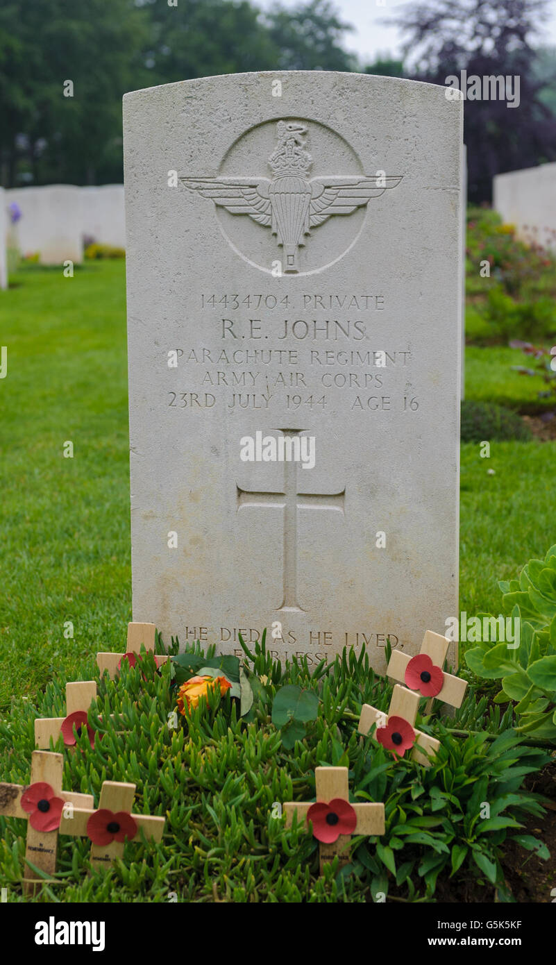 Ranville, Normandia francia - Tomba di Robert privato 'Bobby' Johns, appena 14 quando hanno aderito all'esercito e ucciso di sedici anni subito dopo D giorno nel 1944 Foto Stock