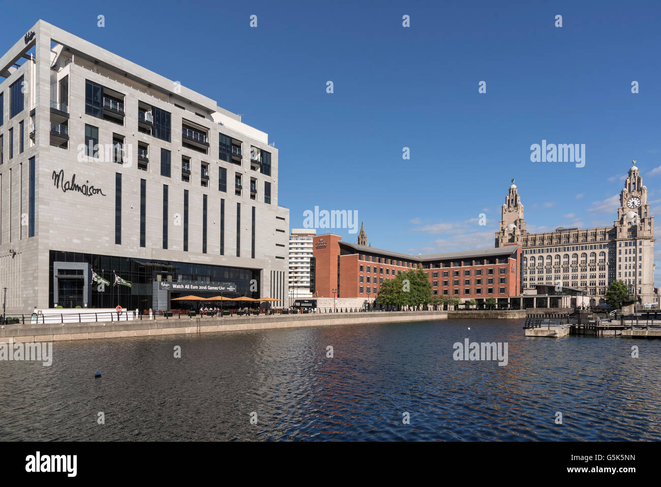 Liverpool Merseyside North West England. L'hotel Mailmaison ( a sinistra ) e il Crowne Plaza hotel con il Royal Liver Building Foto Stock