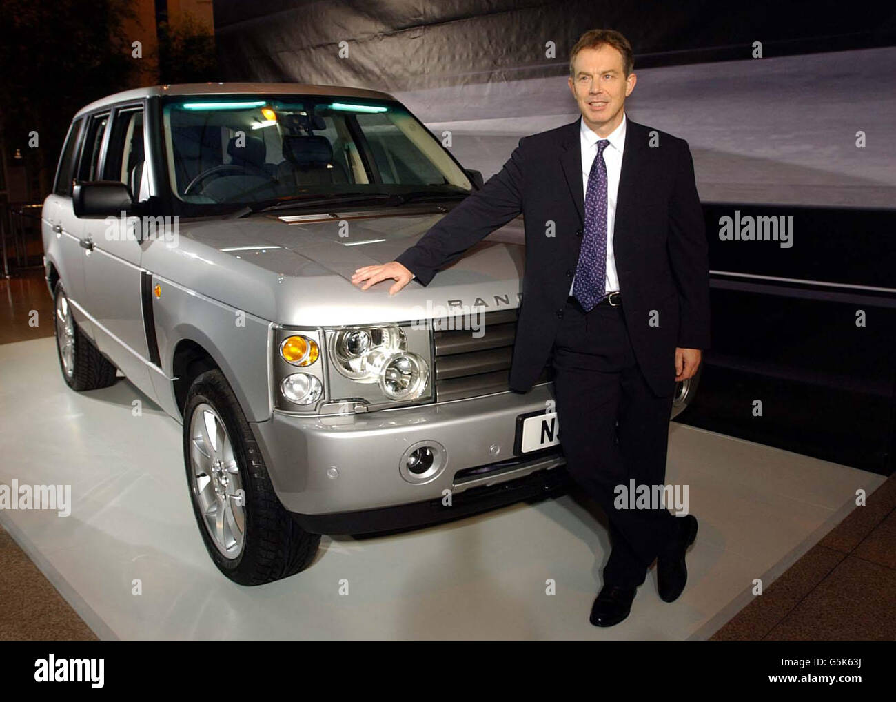 Il primo ministro Tony Blair ha dato il suo sigillo di approvazione alla nuova Range Rover 4.41 presso l'International Convention Centre di Birmingham, mentre Land Rover ha ufficialmente presentato la sua nuova Range Rover. * solo il terzo nuovo modello della storia di 31 anni del veicolo. In vendita dal febbraio 15 2002, la Range Rover è stata progettata da un team Land Rover a Gaydon, Warwickshire. Foto Stock