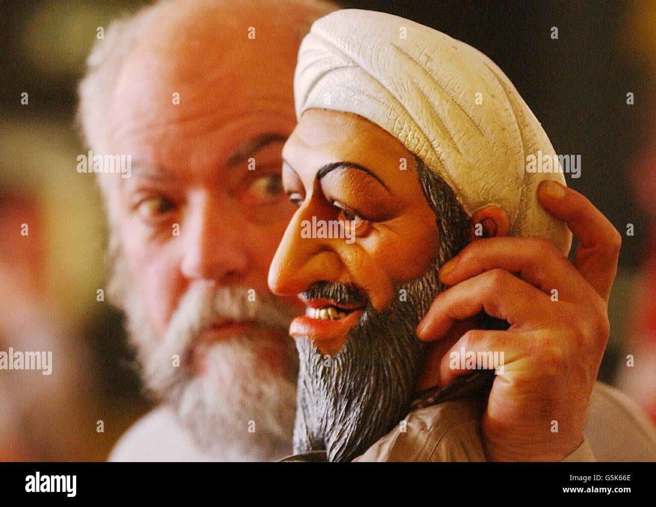 Roger Law, creatore di Spitting Image, con il suo modello di Osama Bin Laden, all'asta di Sotheby di 260 pupazzi di Spitting Image rimanenti. La legge ha fatto il burattino di bin Laden negli ultimi due giorni, e sarà messo all'asta per le organizzazioni umanitarie afghane. Foto Stock