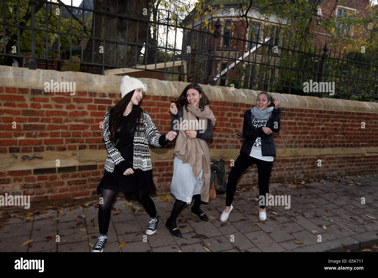 I fan ricreano la danza della pop star sudcoreana Psy fuori Oxford Union, Oxford, dove terrà in seguito il suo primo discorso pubblico in inglese. Foto Stock