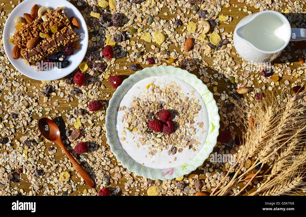 Una sana colazione con muesli di cereali, latte, noci e bacche Foto Stock