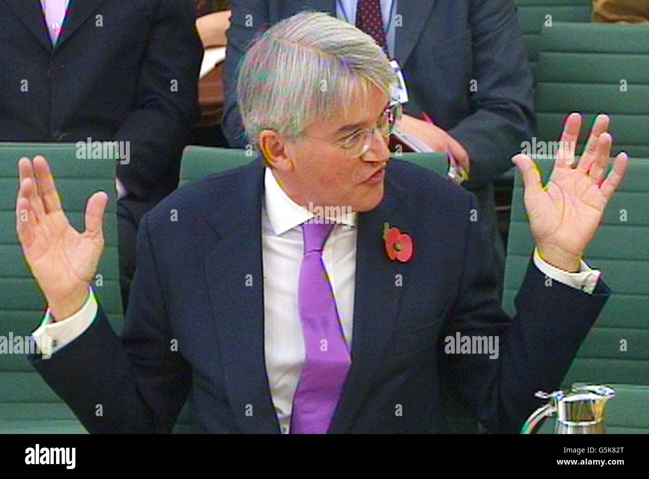 L'ex segretario allo sviluppo internazionale Andrew Mitchell fornisce prove alla Commons International Development Commons sugli aiuti del Regno Unito al Ruanda, a Portcullis House. Foto Stock