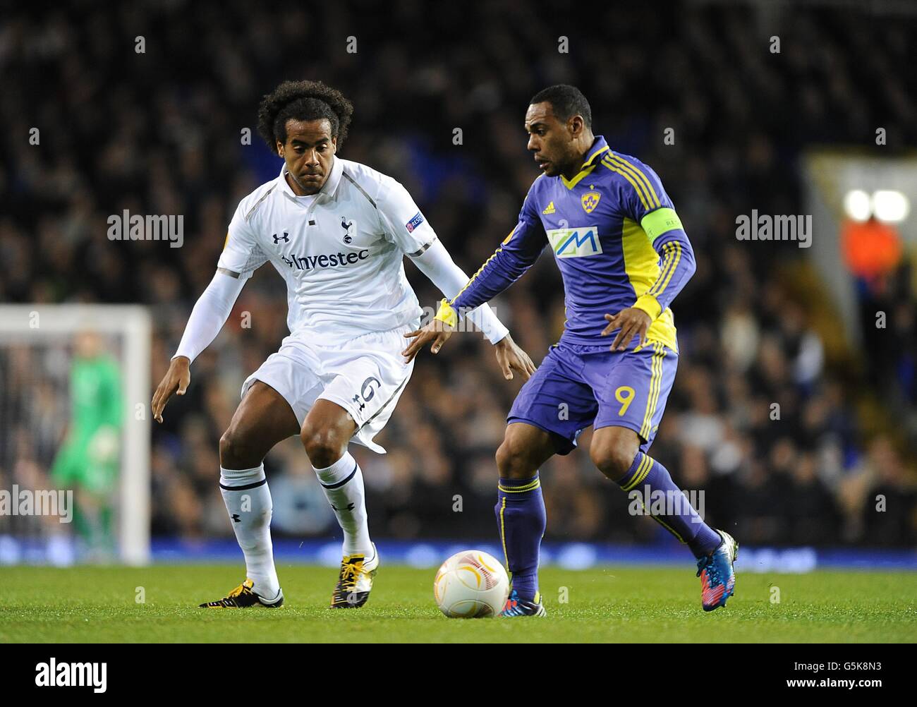 Calcio - Europa League - Gruppo J - Tottenham Hotspur / NK Maribor - White Hart Lane. Tom Huddlestone di Tottenham Hotspur (a sinistra) e Marcos Tavares di Maribor (a destra) lottano per la palla Foto Stock