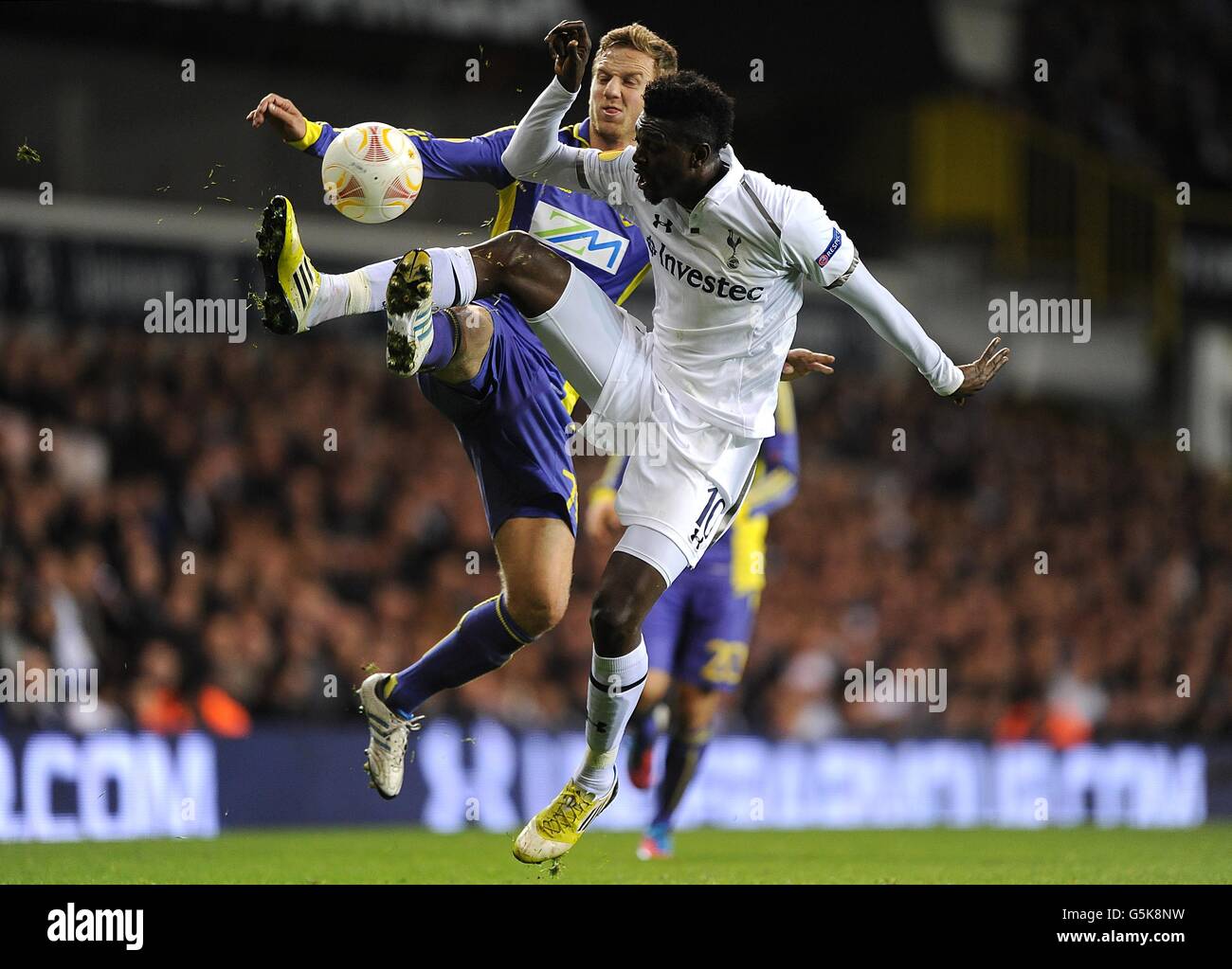 Calcio - Europa League - Gruppo J - Tottenham Hotspur / NK Maribor - White Hart Lane. Ales Mejac di Maribor (a sinistra) e Emmanuel Adebayor di Tottenham Hotspur (a destra) lottano per la palla Foto Stock