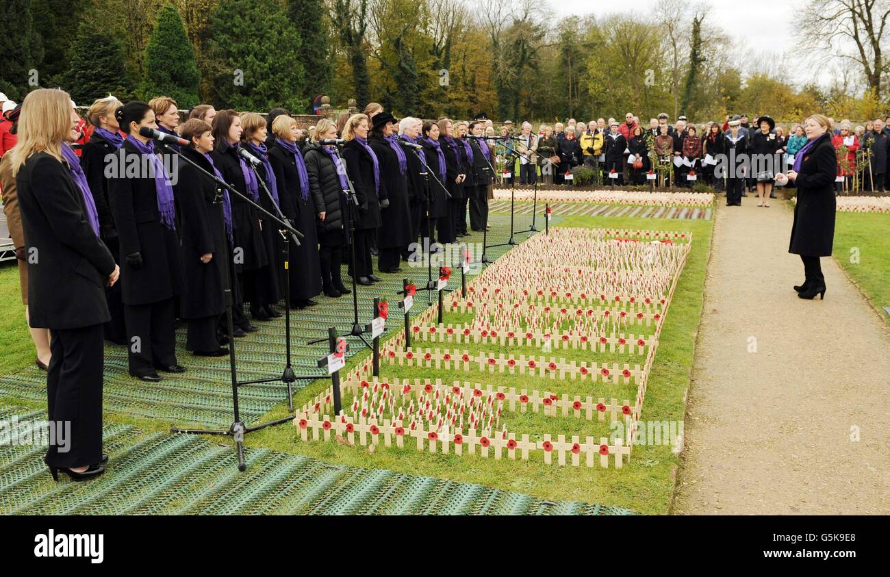Il Coro delle mogli militari si esibiscono dopo due minuti di silenzio nel campo della memoria degli Eroi dell'Afghanistan della Legione Britannica reale nel giardino murato del Lydiard Park. Foto Stock
