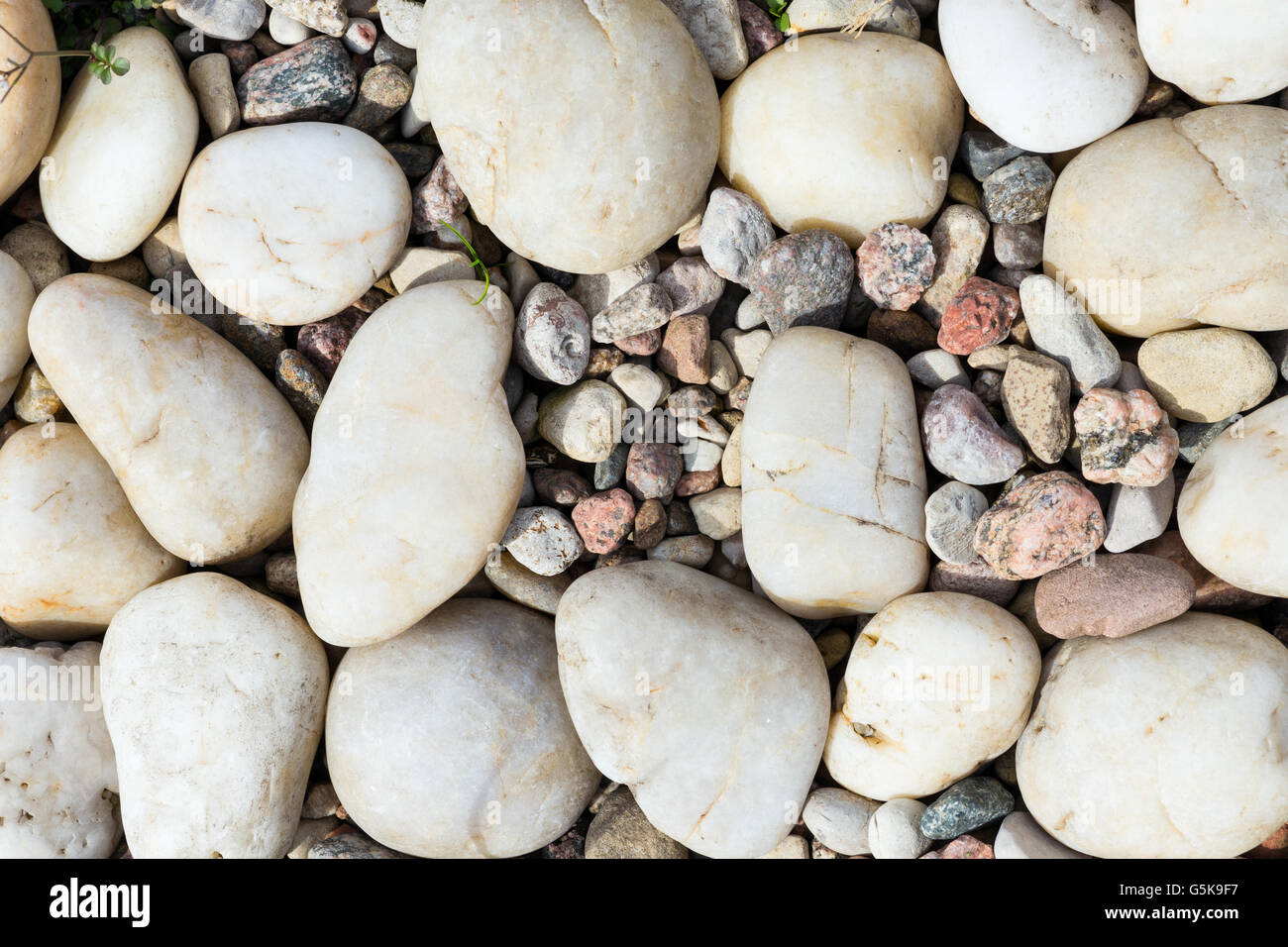 Le pietre del mare si trovano nelle vicinanze formando un modello Foto Stock