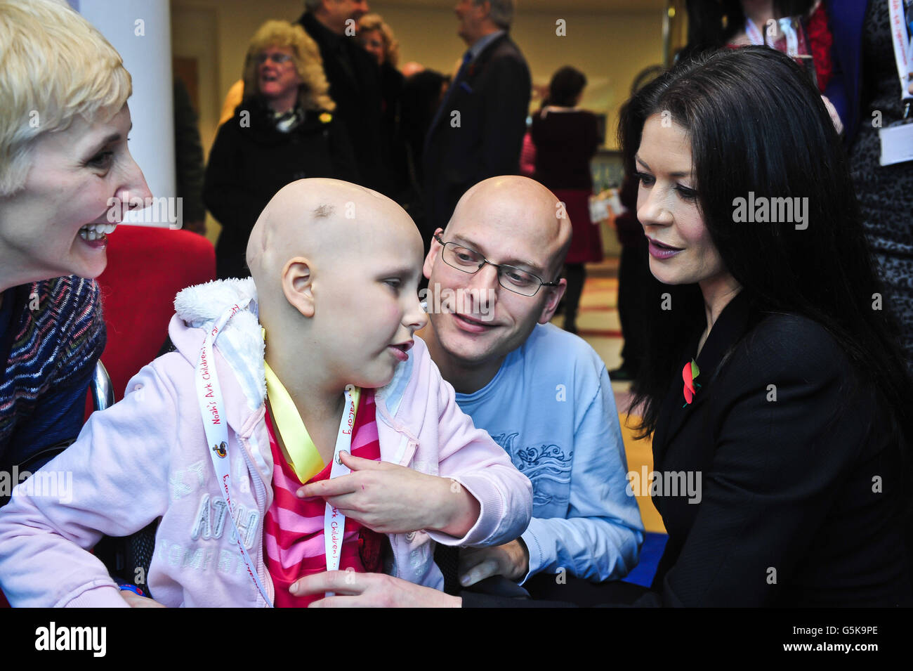 Catherine Zeta Jones parla con Phoebe Taylor, 9 anni, di Llandough, dopo aver preso parte a una cerimonia di rinomina per l'Ark Children's Hospital of Wales di Noah, una struttura specializzata nella capitale gallese di Cardiff, e per contribuire a lanciare un viaggio di raccolta fondi. Foto Stock