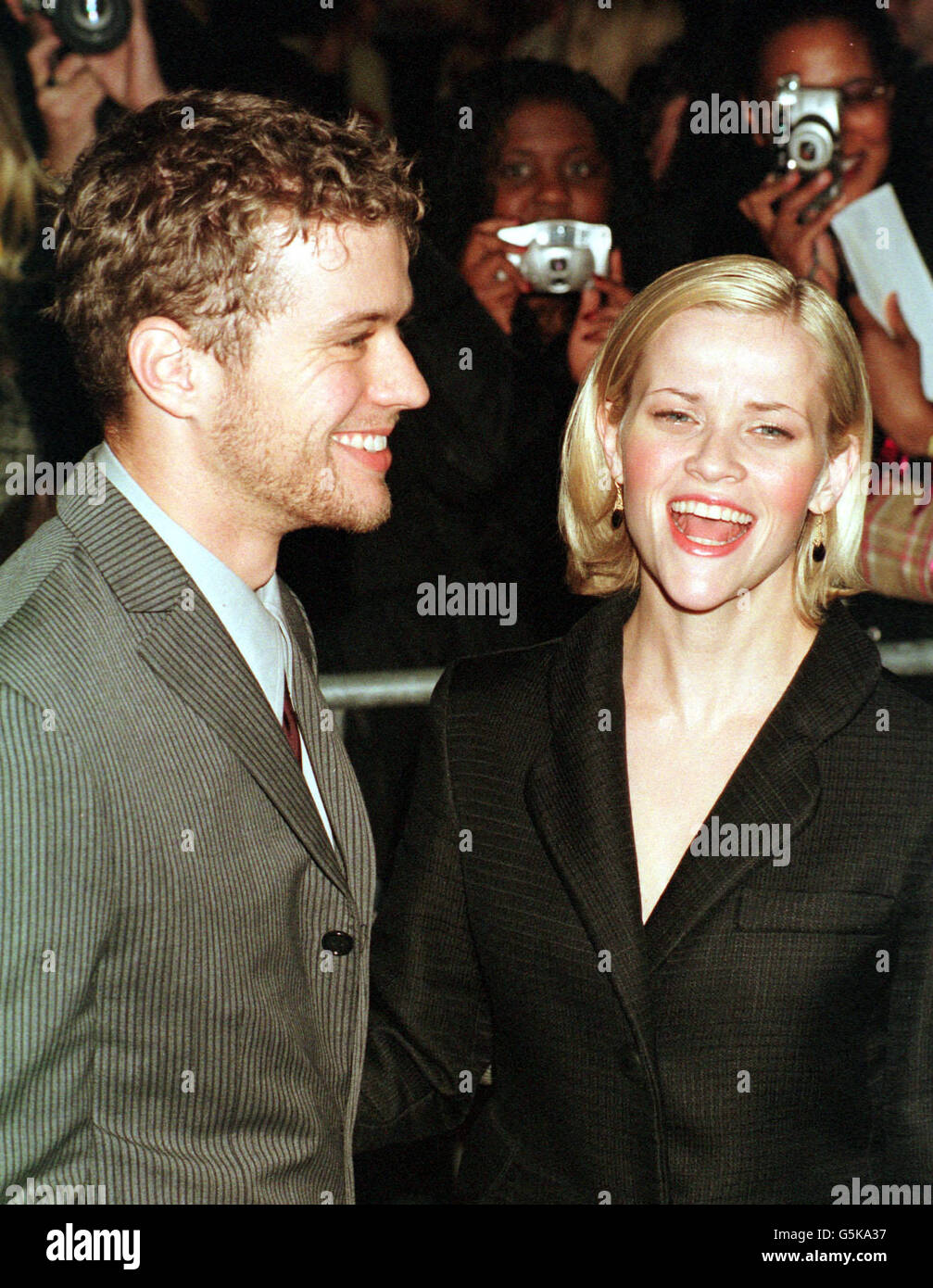 L'attore Ryan Phillippe e l'attrice Reese Witherspoon condividono una risata quando arrivano alla prima del film di 'Gosford Park', al teatro Ziegfield a New York City, USA. Phillippe è protagonista del film Robert Altman. Foto Stock