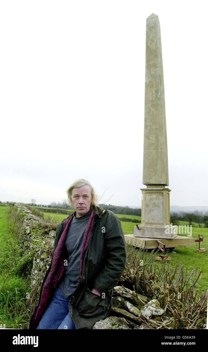 Roger Franklin, con la sua creazione partialy eretto nel suo giardino posteriore a Great Rissington. Il sig. Franklin, un costruttore che ha costruito un obelisco mobile di 37 piedi in memoria di sua moglie, stava preparando per mettere la struttura in mostra. *... Roger Franklin, 50 anni, di Great Rissington, nel Cotswolds, Gloucestershire, costruì il monumento in fibra di vetro dopo che il suo obelisco iniziale di 43 piedi fu distrutto da venti forti. Il nuovo lavoro, che è montato su un rimorchio, è inteso come una struttura temporanea, che spera di mostrare ai vicini prima di richiedere il permesso di progettazione per un memoriale permanente. Foto Stock